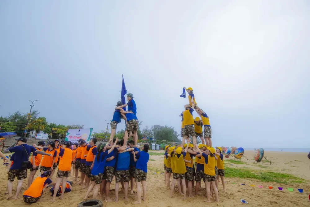 Xây tháp người - Mẹo chơi team building cực vui nhộn