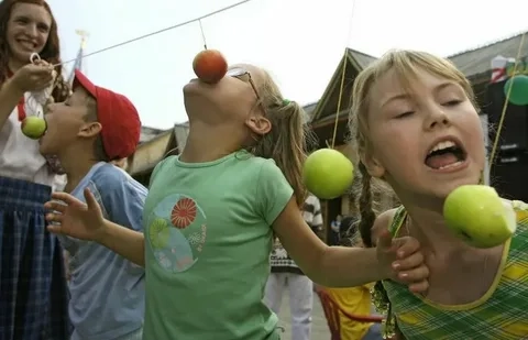 Cặp đôi phối hợp ăn ý nhịp nhàng để vượt qua trò chơi ăn táo đôi đầy kịch tính