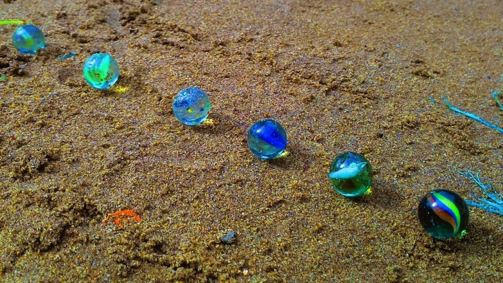 Hình ảnh bắn bi tuổi thơ lưu giữ khoảnh khắc hồn nhiên