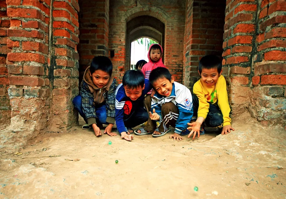 Trò chơi bắn bi vòng tròn sôi động khắp sân đất nhỏ