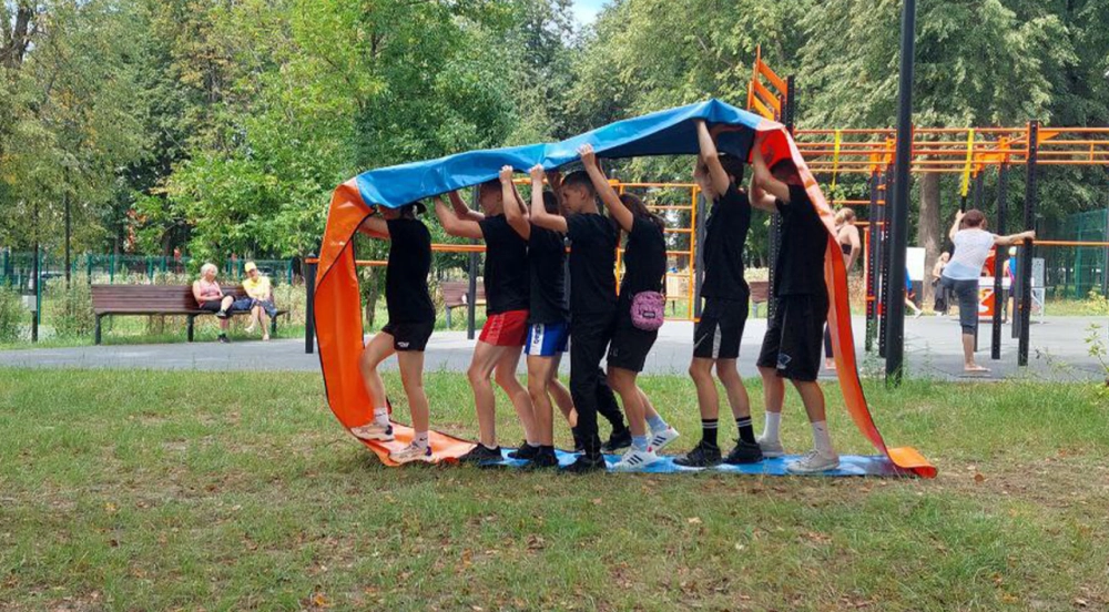 Sự gắn kết đồng đội qua trò chơi bánh xe khổng lồ phối hợp đầy kịch tính