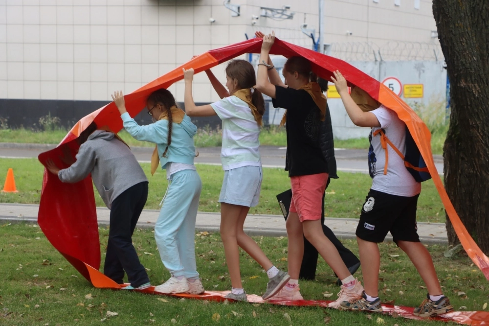 Các đội tập trung nghe phổ biến luật chơi bánh xe khổng lồ trước giờ xuất phát