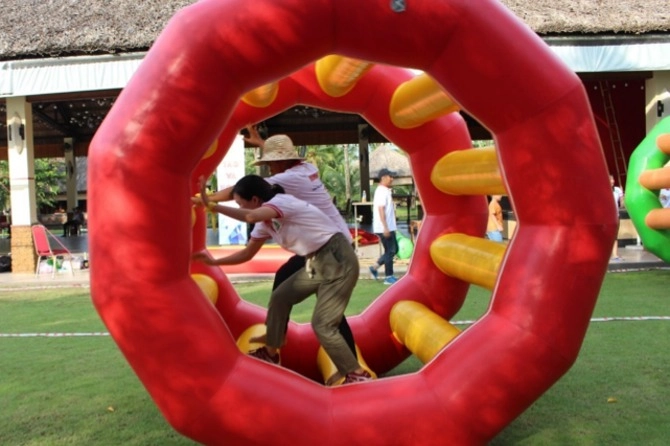 Dịch vụ cho thuê bánh xe khổng lồ team building trọn gói tại Hà Nội và TP.HCM