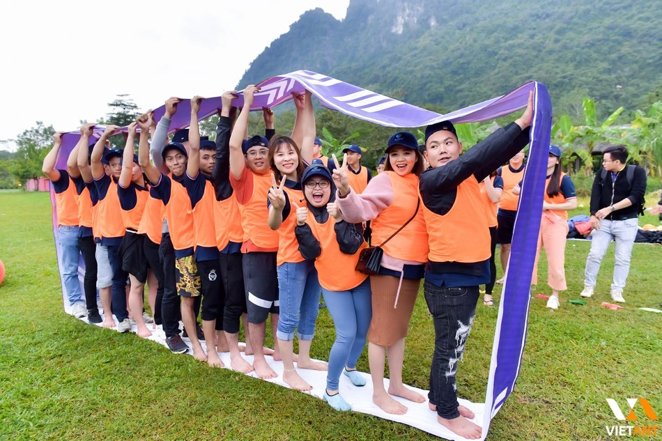 Cách chơi bánh xe khổng lồ lầy lội mang lại tiếng cười cho toàn thể đội ngũ