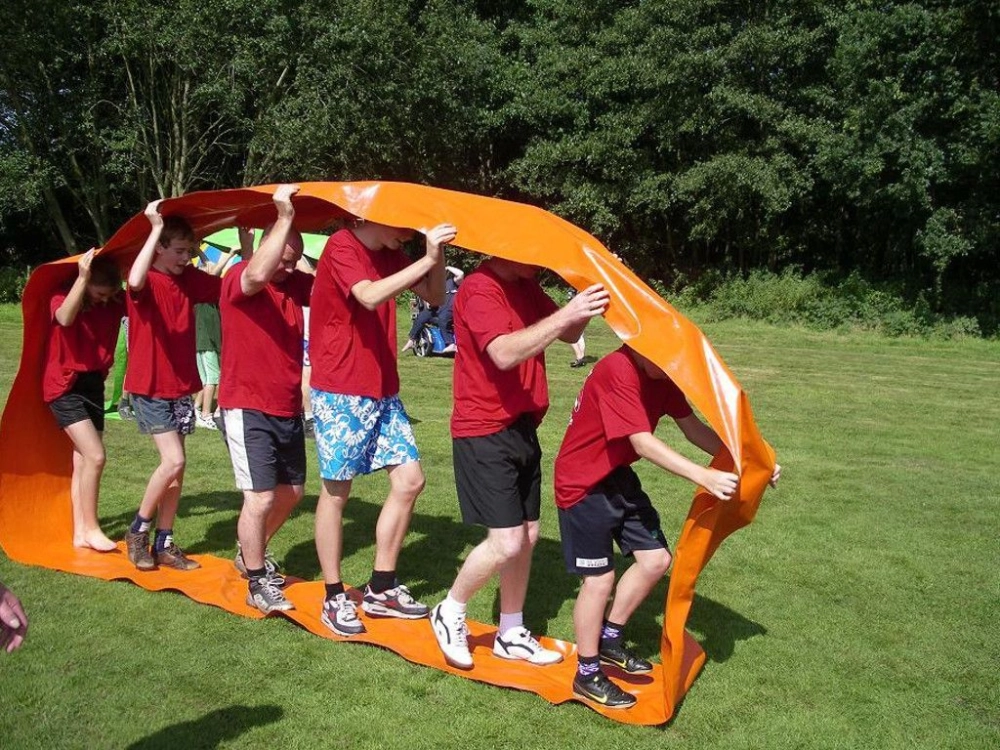 Đội nhóm phối hợp nhịp nhàng trong kịch bản bánh xe khổng lồ vui tại bãi biển