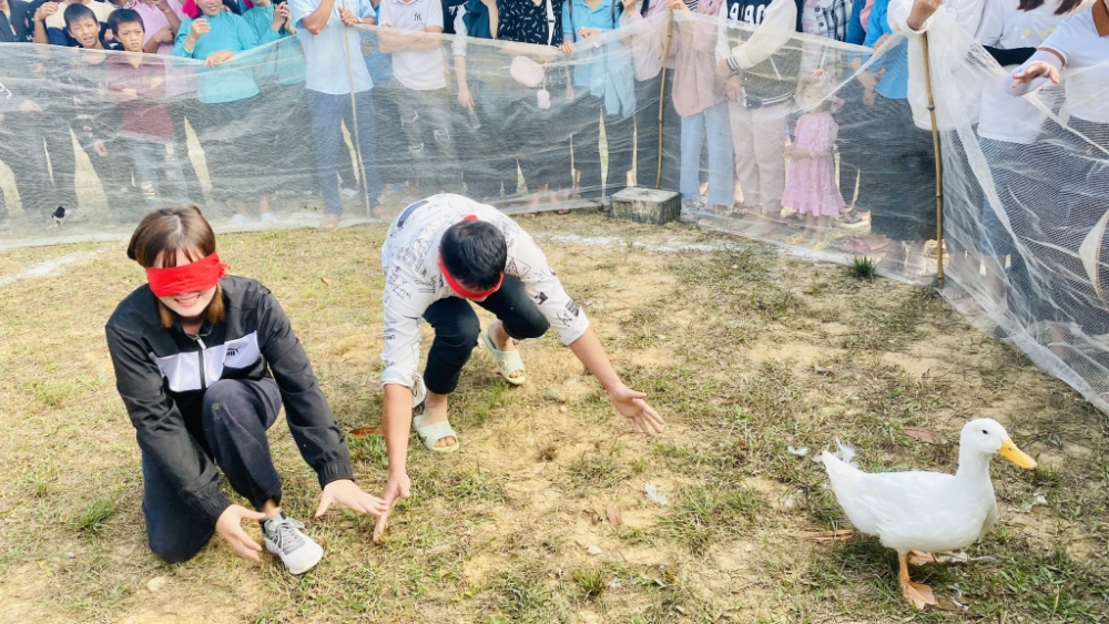 Ảnh bịt mắt bắt vịt lưu giữ tiếng cười ngày hội