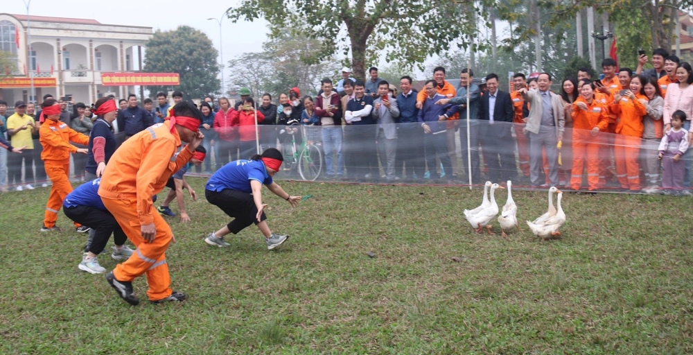 Bịt mắt bắt vịt lễ hội thu hút đông đảo người xem