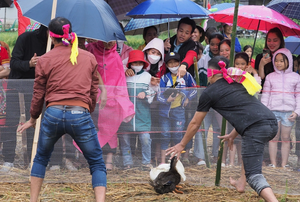 Hội thi bịt mắt bắt vịt kịch tính và hào hứng