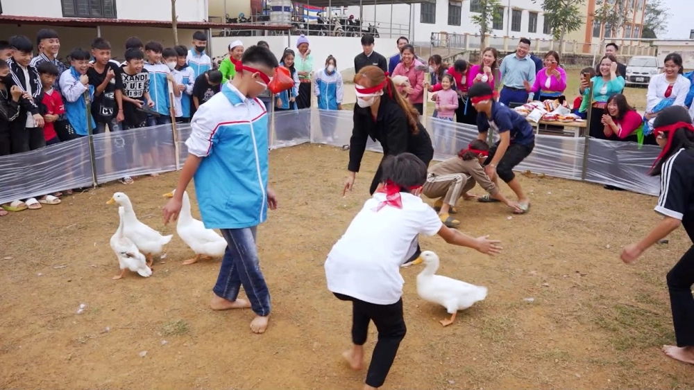 Hướng dẫn tổ chức bịt mắt bắt vịt an toàn