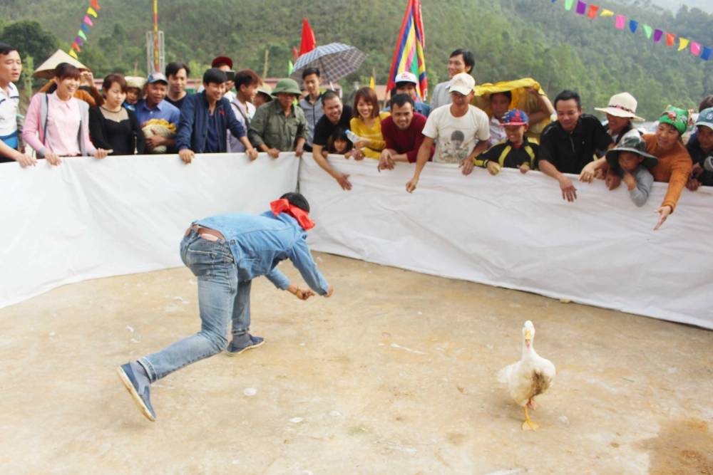 Bịt mắt bắt vịt tạo không khí hội làng náo nhiệt
