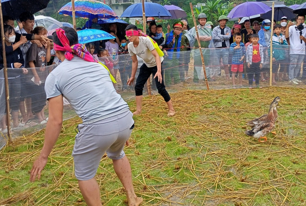 Cách chơi bịt mắt bắt vịt đơn giản vui nhộn dễ hiểu