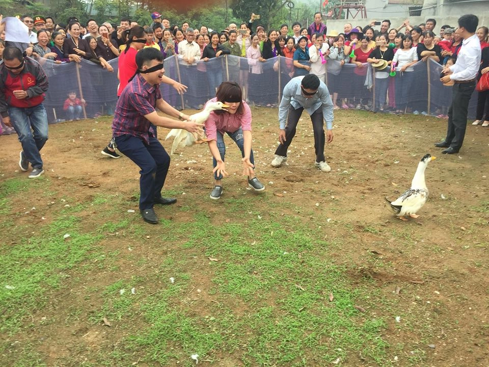 Luật chơi bịt mắt bắt vịt rõ ràng công bằng hấp dẫn