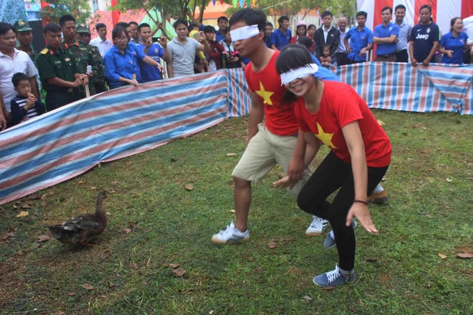 Trò chơi bịt mắt bắt vịt tạo tiếng cười sảng khoái
