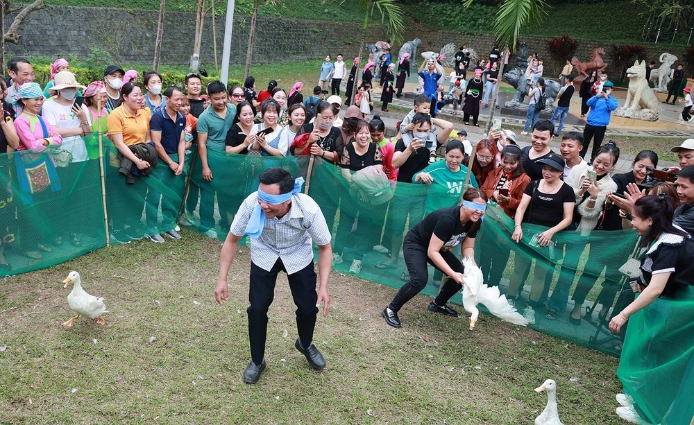 Trò chơi dân gian bịt mắt bắt vịt đậm chất làng quê