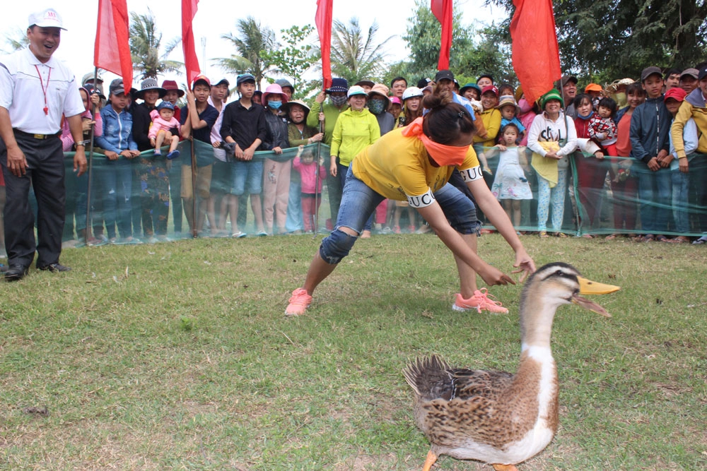 Ý nghĩa trò chơi bịt mắt bắt vịt gắn kết cộng đồng
