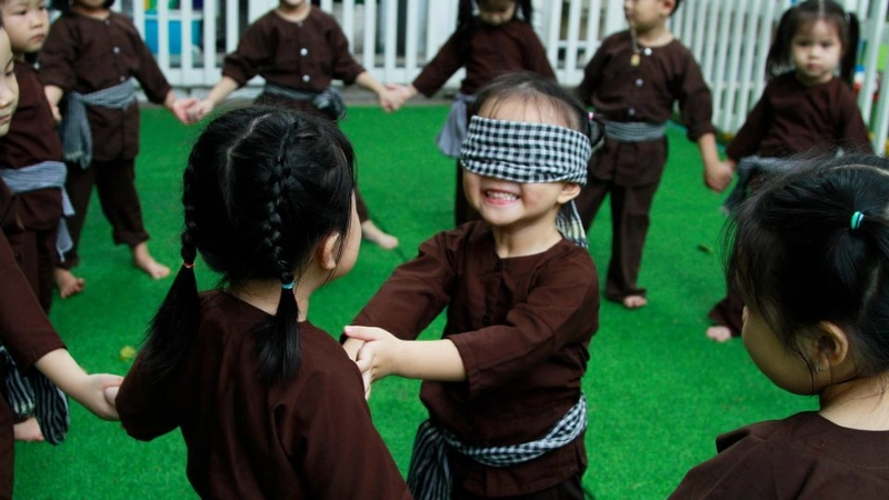 Bịt mắt bắt dê mang đến tiếng cười rộn ràng tuổi thơ
