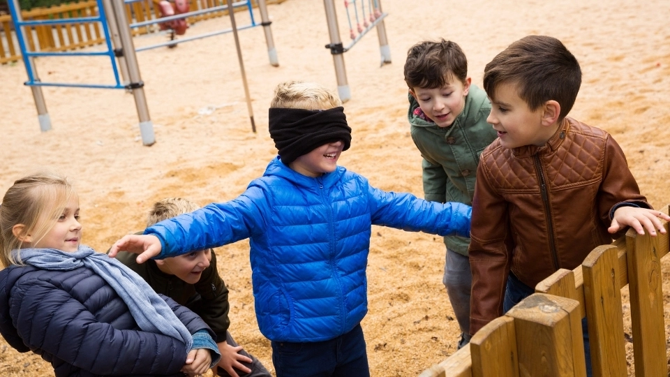 Luật chơi bịt măt bắt dê rõ ràng công bằng và vui nhộn