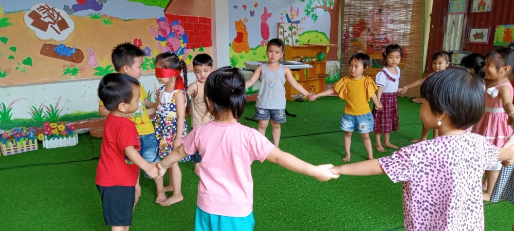 Hình ảnh trò chơi bịt mắt bắt dê gợi nhớ ký ức sân trường