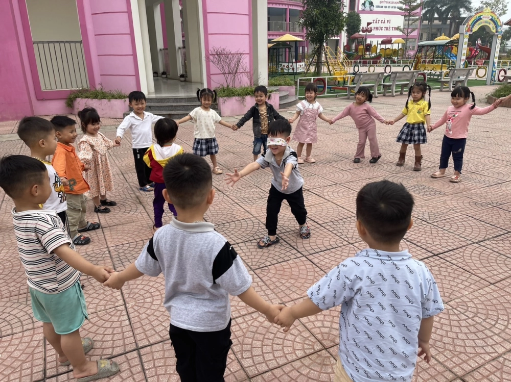 Bịt mắt bắt dê mầm non giúp trẻ vui chơi và vận động