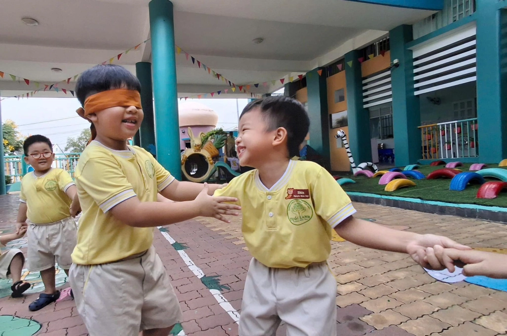 Chơi bịt mắt bắt dê tạo không khí sôi nổi đầy hào hứng