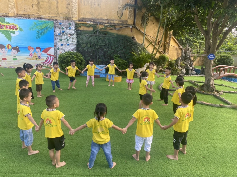 Chơi trò bịt mắt bắt dê gắn kết bạn bè qua tiếng cười