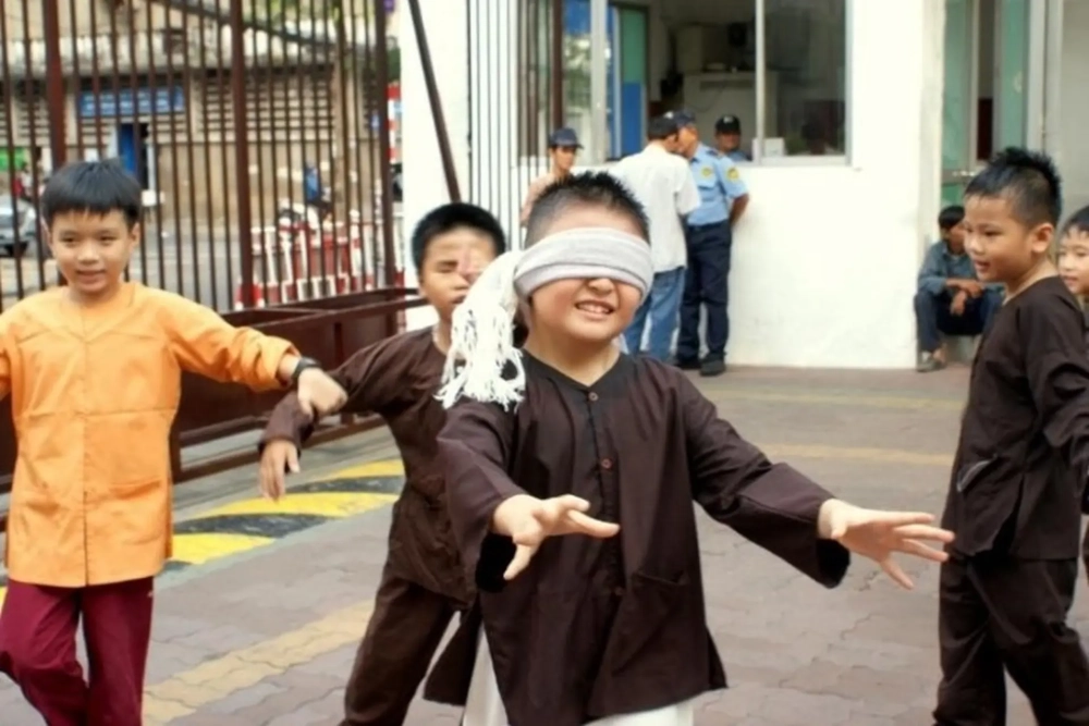 Chơi trò chơi bịt mắt bắt dê rèn phản xạ và linh hoạt