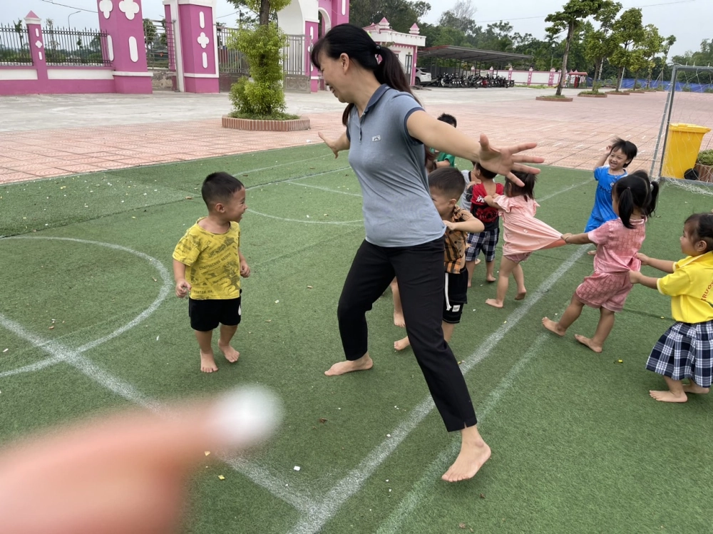 Cách chơi trò chơi bịt mắt bắt dê mang tính tập thể cao