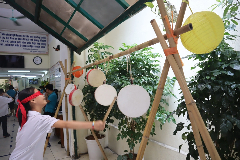 Bịt mắt đánh trống mang không khí lễ hội sôi động