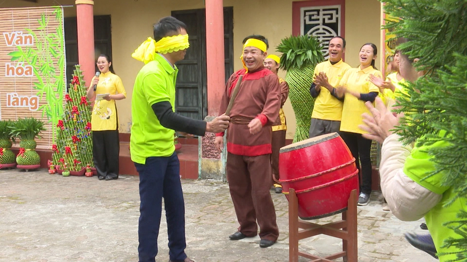 Hình ảnh trò chơi dân gian bịt mắt đánh trống đầy sắc màu