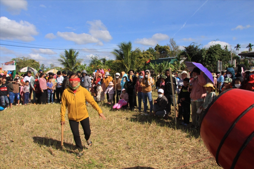 Bịt mắt đánh trống lễ hội thu hút đông đảo người xem