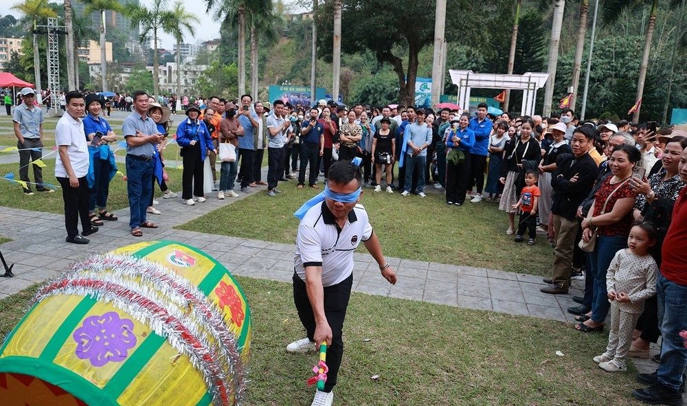 Trò chơi bịt mắt đánh trống tạo tiếng cười rộn ràng