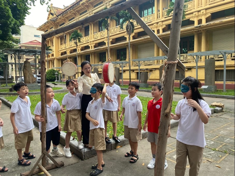 Cách chơi bịt mắt đánh trống đơn giản dễ tham gia