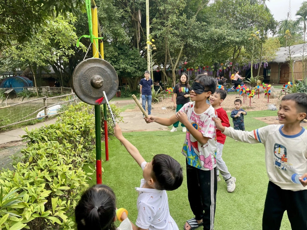 Hình ảnh bịt mắt đánh trống ghi lại khoảnh khắc hào hứng