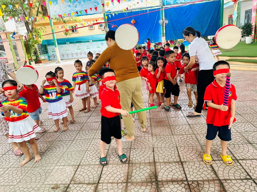 Trò chơi dân gian bịt mắt đánh trống đậm nét Việt