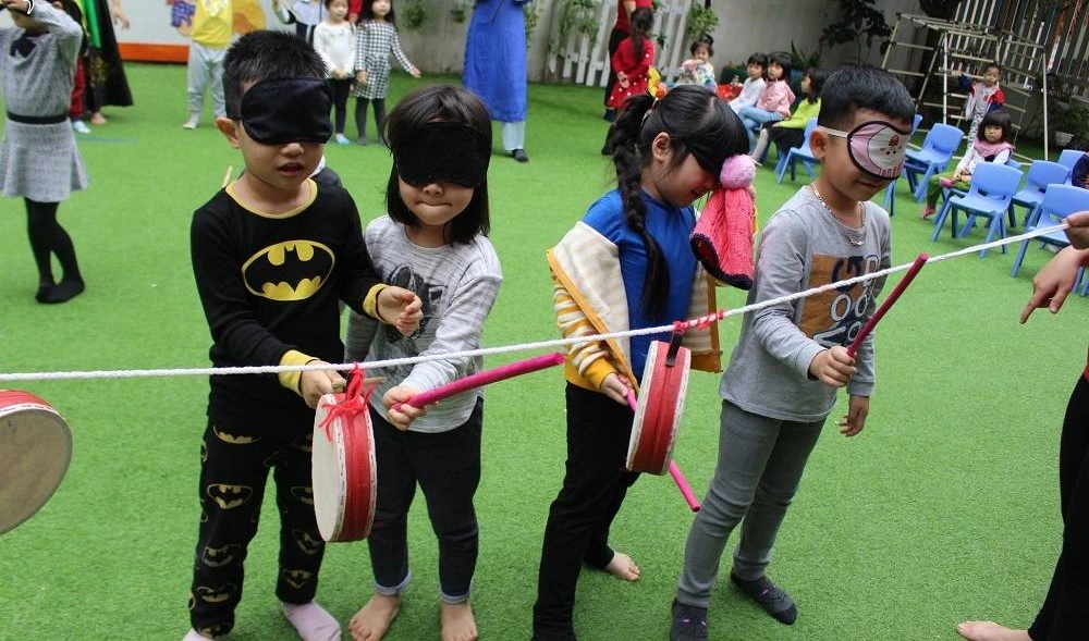 Dụng cụ chơi bịt mắt đánh trống dễ dàng chuẩn bị