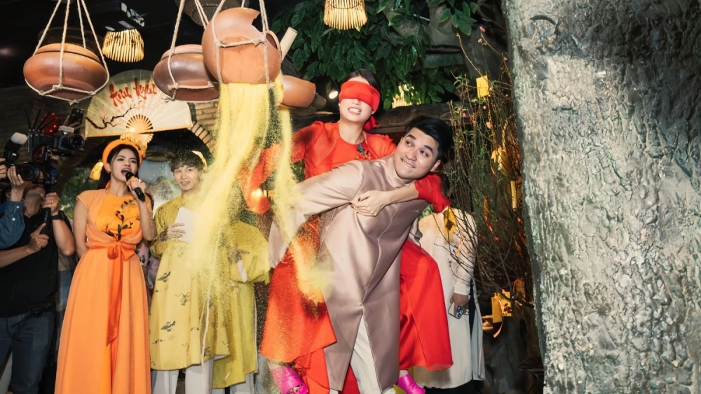 Ảnh bịt mắt đập niêu 4k sắc nét ghi lại khoảnh khắc chiếc niêu đất vỡ tan trong không trung