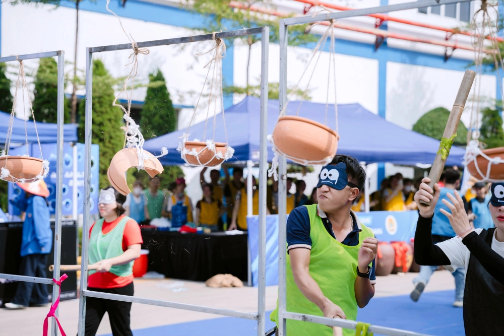 Mọi người cổ vũ nhiệt tình cho người chơi trong bịt mắt đập niêu ngày Tết