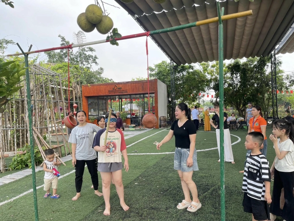 Niềm vui của trẻ em khi tham gia trò chơi bịt mắt đập niêu cho trẻ em