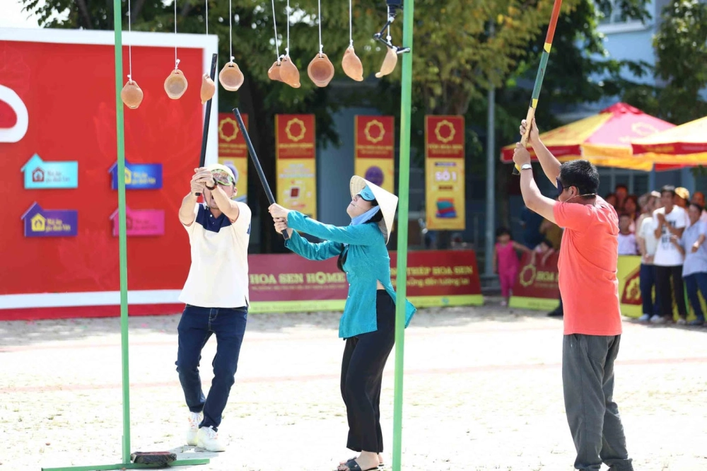 Chuyên gia team building đang thực hiện hướng dẫn bịt mắt đập niêu đúng kỹ thuật và an toàn cho người chơi