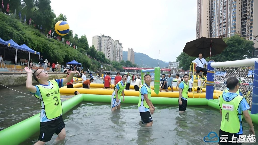 Hình ảnh bóng chuyền nước bãi biển với bối cảnh hoàng hôn cực đẹp tại các khu nghỉ dưỡng cao cấp