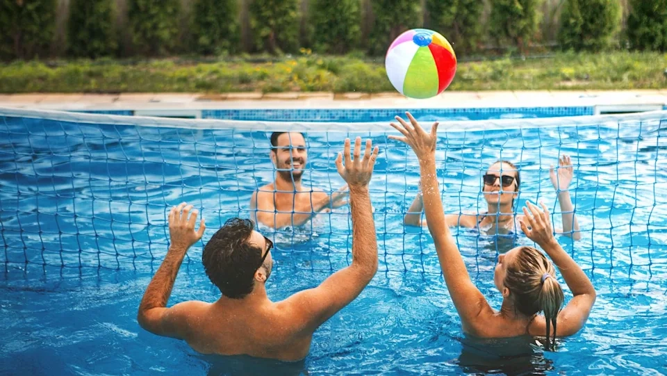 Những cô nàng rạng rỡ trong bộ đồ bơi hai mảnh tận hưởng trò chơi giải nhiệt mùa hè sảng khoái dưới làn nước