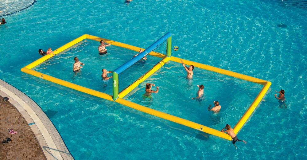 Cận cảnh bộ đạo cụ bóng chuyền nước chuyên nghiệp bao gồm lưới phao nổi và bóng da chống thấm