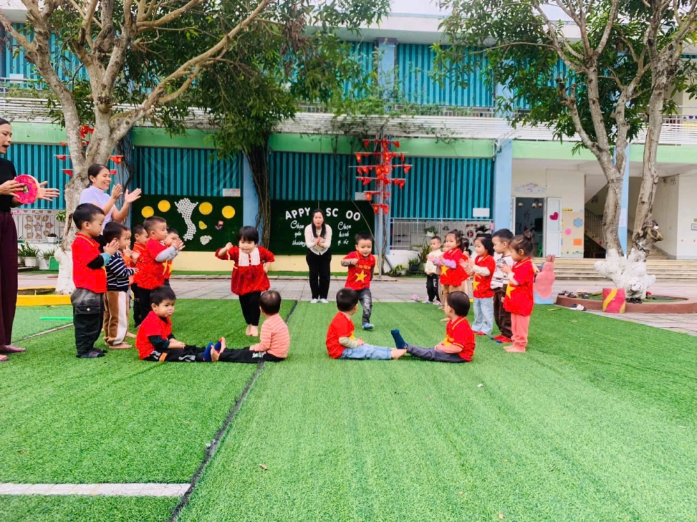 Hình ảnh các bé chơi chồng nụ chồng hoa vui tươi