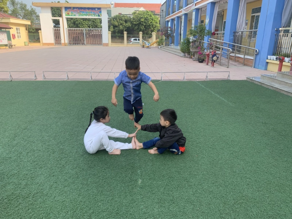 Hình ảnh chồng nụ chồng hoa hồn nhiên vui nhộn