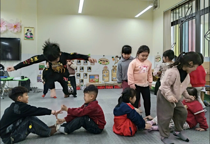 Trò chơi dân gian chồng nụ chồng hoa đậm nét Việt