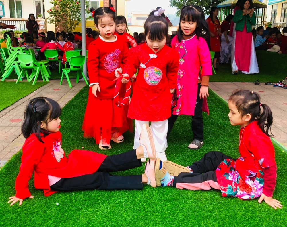 Chồng nụ chồng hoa gợi nhớ tuổi thơ sân làng