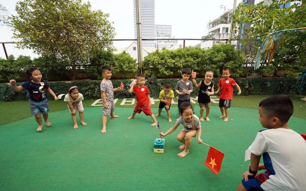 Chơi trò chơi cướp cờ tạo tinh thần đồng đội