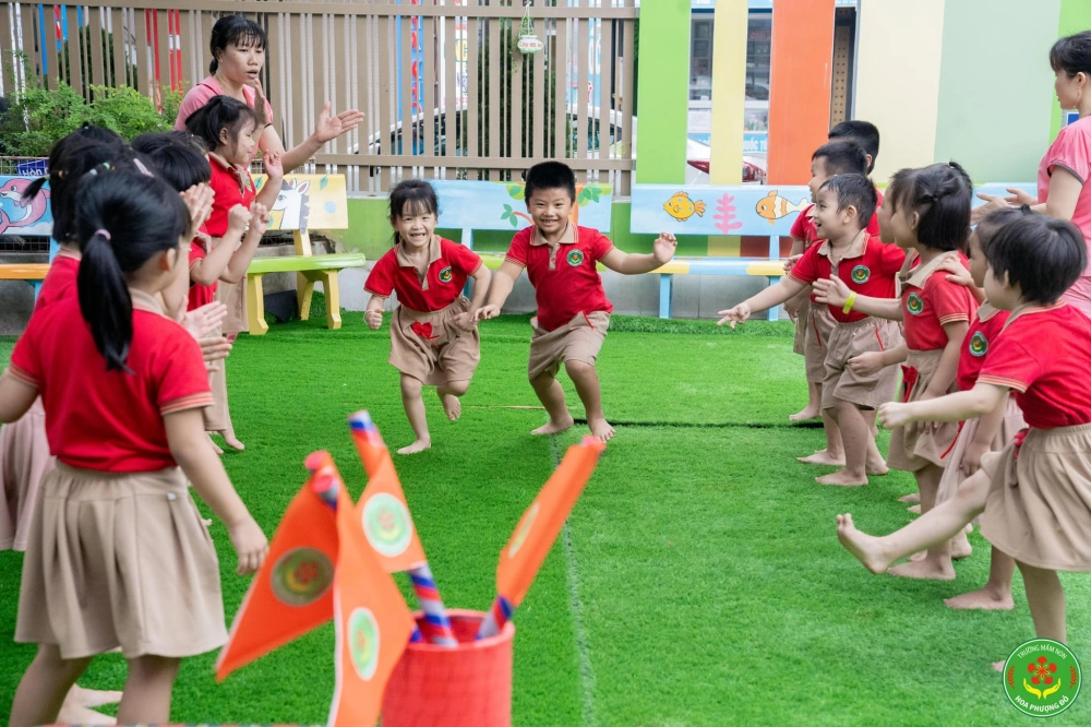 Hình ảnh trò chơi cướp cờ ghi lại khoảnh khắc gay cấn