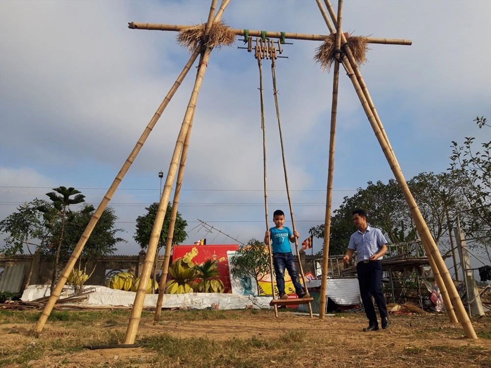 Ảnh chụp lễ hội đánh đu lưu giữ khoảnh khắc náo nhiệt