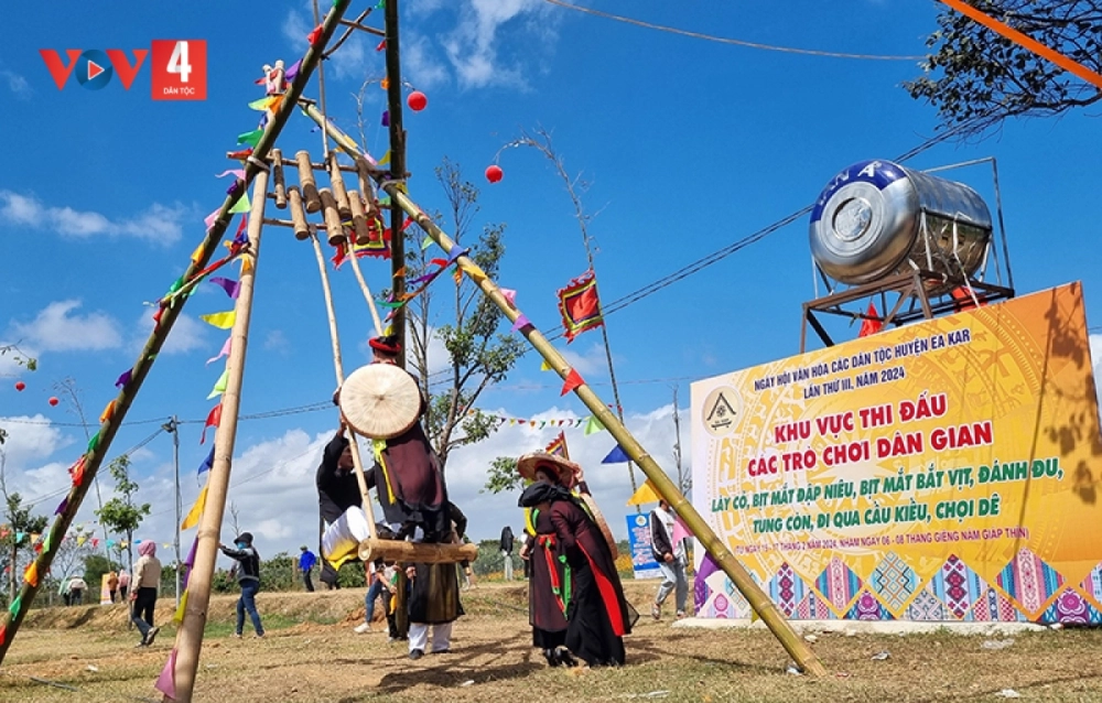 Hình ảnh cây đu tre mộc mạc giữa sân đình làng